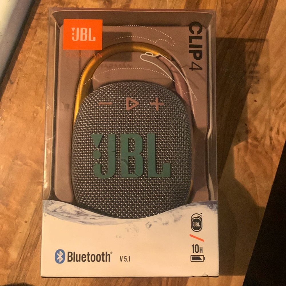 Pick and gold JBL GARMIN CLIP 4 brand new never opened